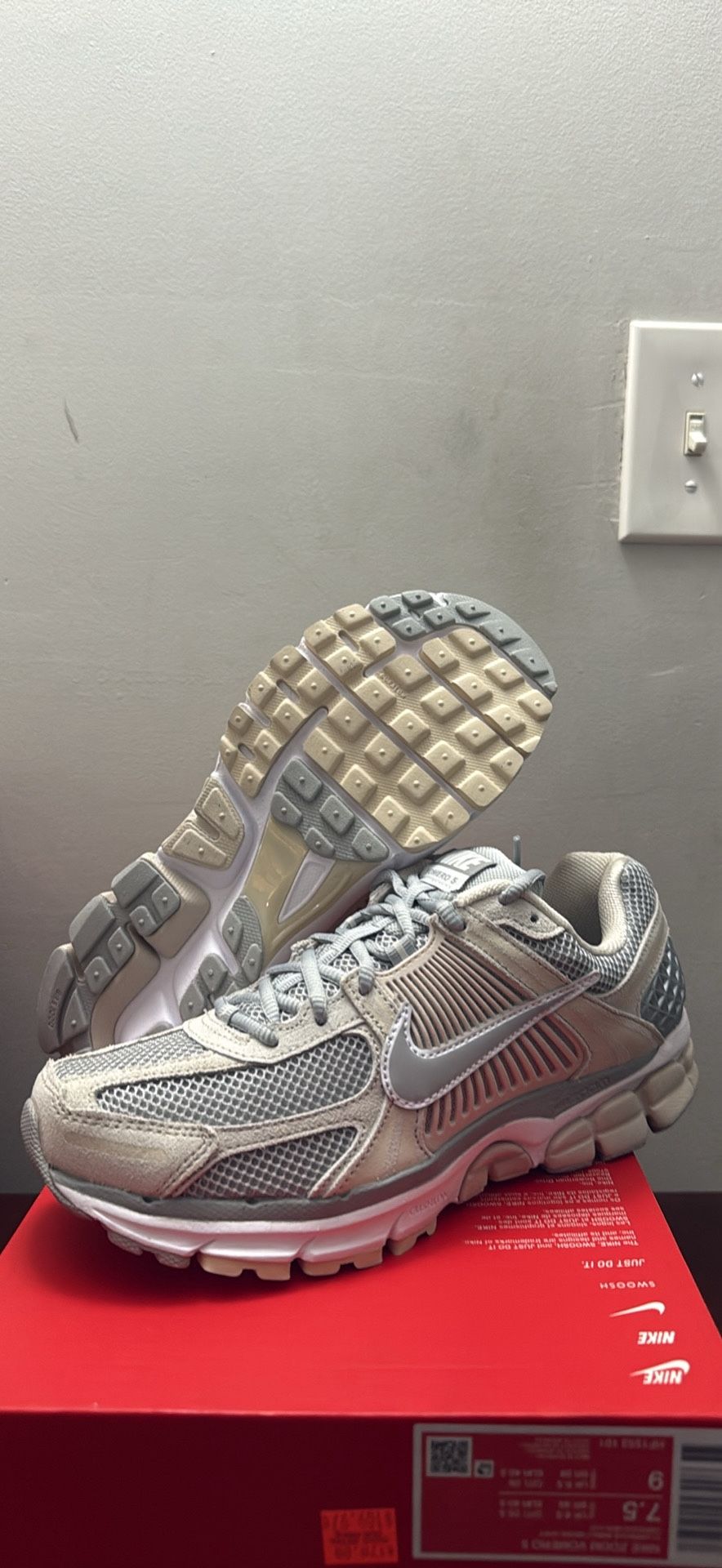 Nike Vomero 5 Brand New Mens 7.5/Woman 9