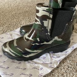 Seven7, size 6, Rain Boot