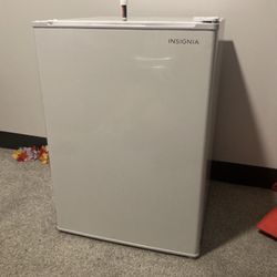 Insignia mini fridge 