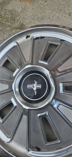 Mustang hub caps