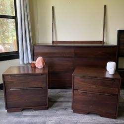 Dresser & NightStands (2) Bedroom Set!