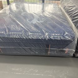 QUEEN SIZE STEARNS & FOSTER LUX ESTATE (MEDIUM) PILLOW TOP MATTRESS & BOX SPRING BED SET