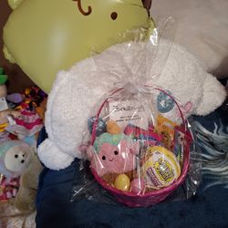 Handmade Easter Basket – Plush, Miniverse, Burt’s Bees & Candy 🐰
Handmade Easter basket created by my daughter. She put these together herself and a