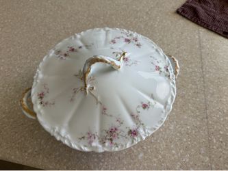 Vintage licious Havlin floral covered porcelain dish Vintage Limoges Havelin floral covered porcelain dish
