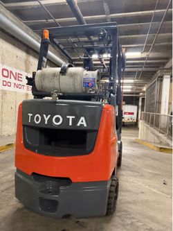TOYOTA M8 forklift, latest model 6600 lb,3 stage, side shift