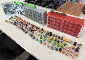 Minecraft Bundle - 100+ minifigs, carrier, book set