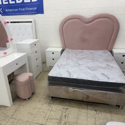 New Heart-Shaped Bedroom Set (Queen/Full/Twin)