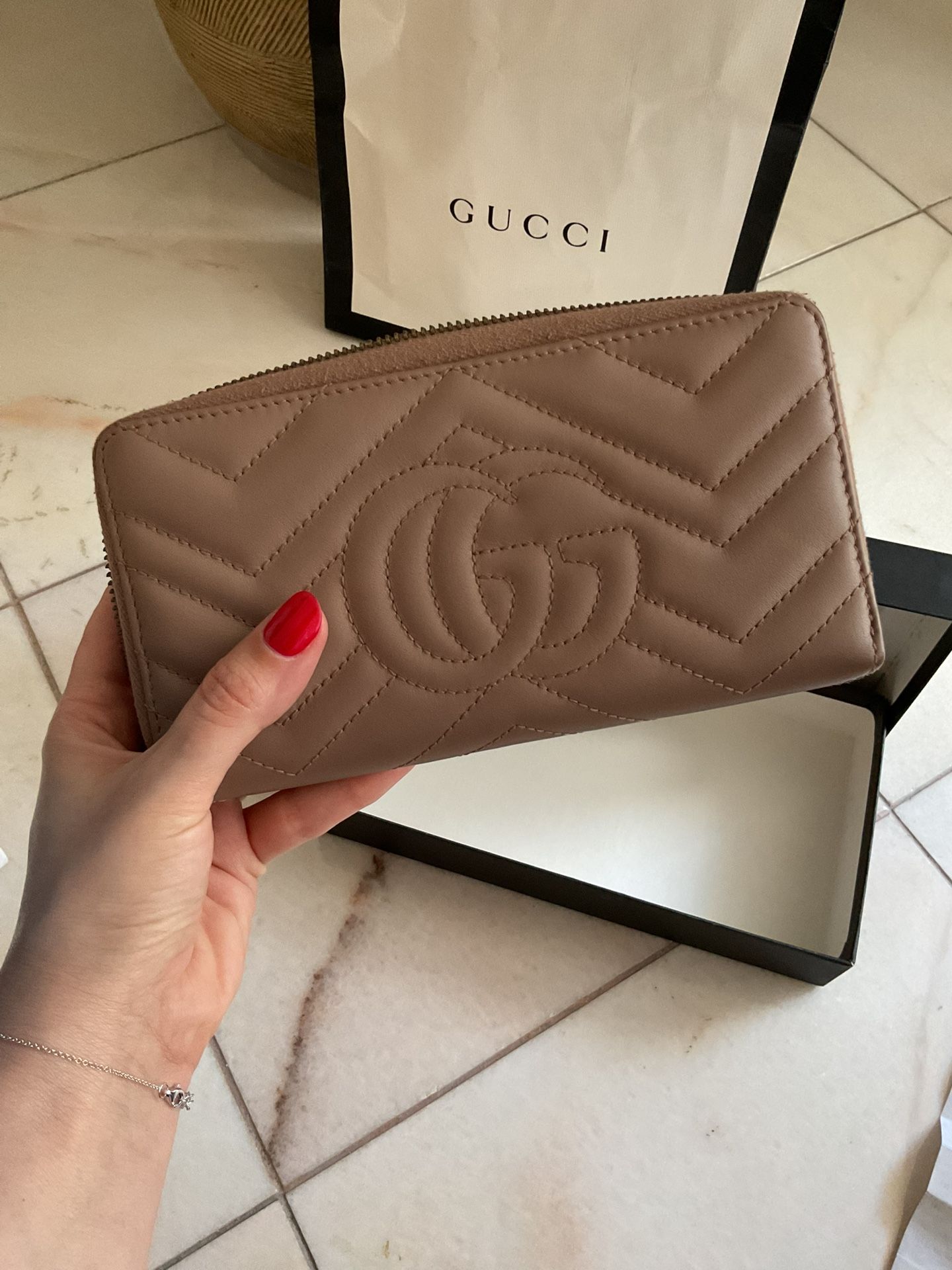 Barely Used Elegant Gucci Wallet. Includes A Stylish Bag And Box. 
