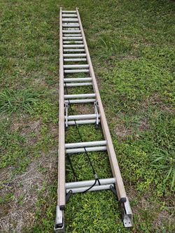 WERNER HEAVY DUTTY  FIBERGLASS EXTENSION LADDER