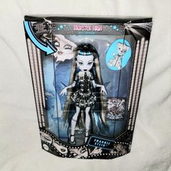 MATTEL MONSTER HIGH FRANKIE STEIN REEL DRAMA BLACK AND WHITE DOLL