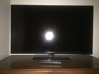 32" insignia flat screen television