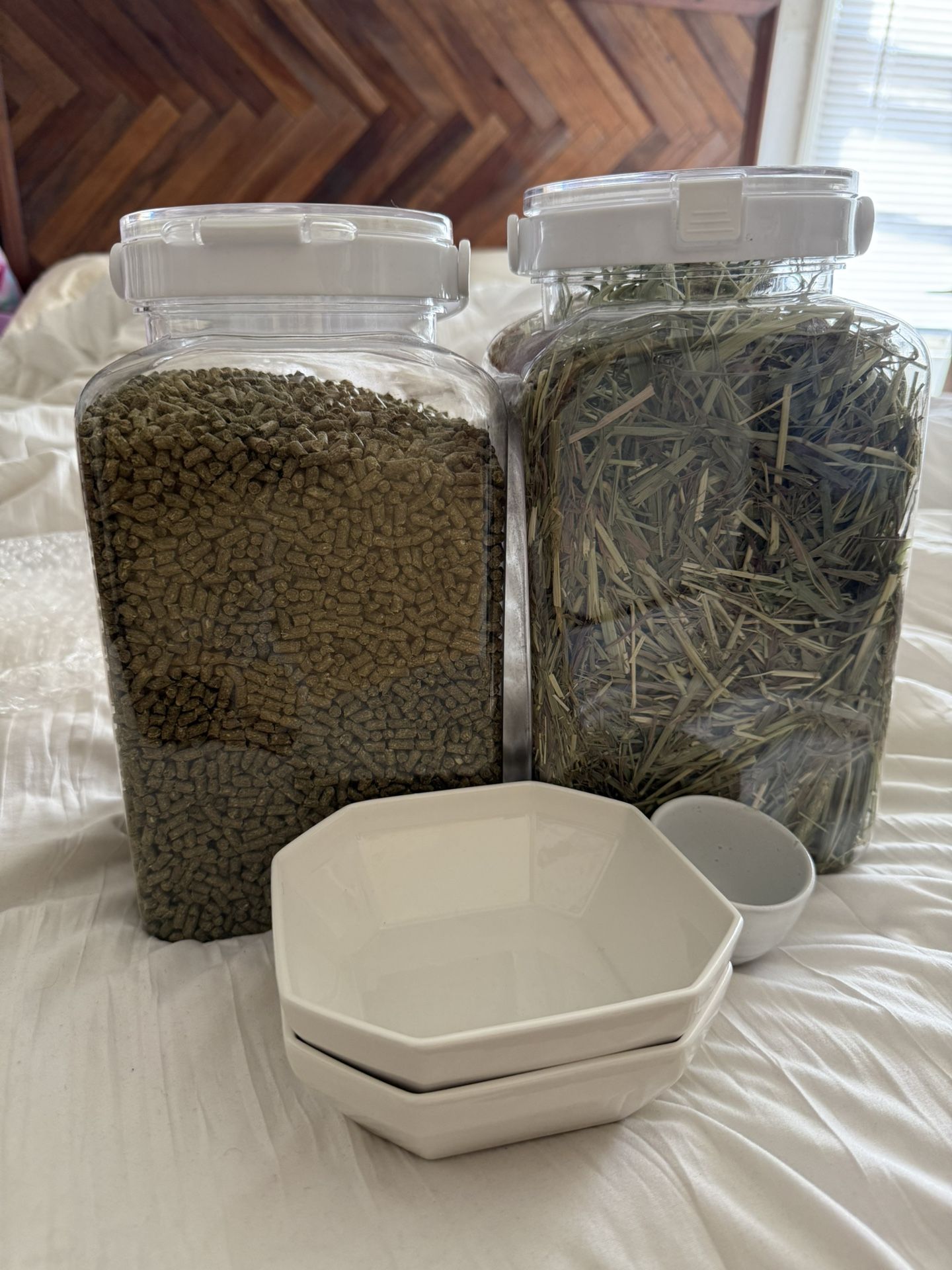 Bunny Supplies (Food with Containers + Dishes +Scoopers)