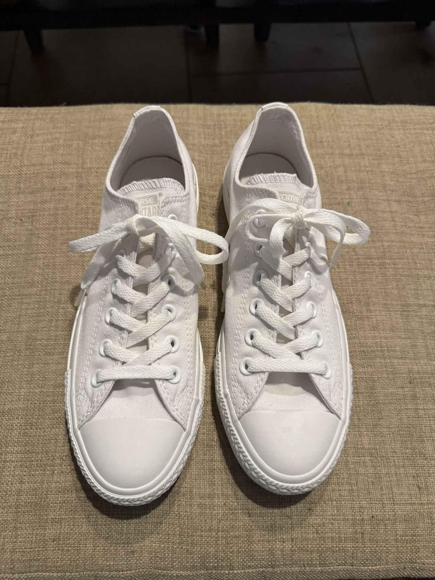 New White Converse Chuck Taylor Shoes Men’s Size 6.5 Women’s Size 8.5