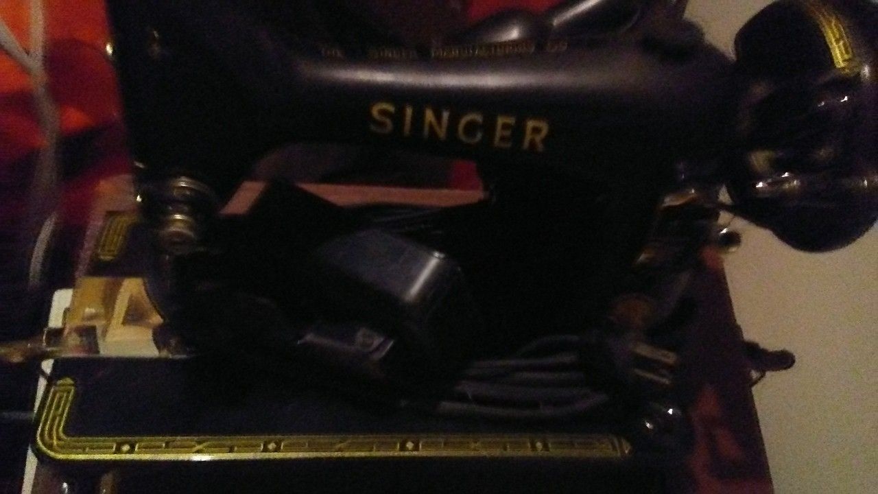 VINTAGE SINGER TRAVEL SEWING MACHINE