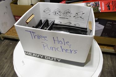 A000343A  3 and 2 paper Hole Punchers Lot