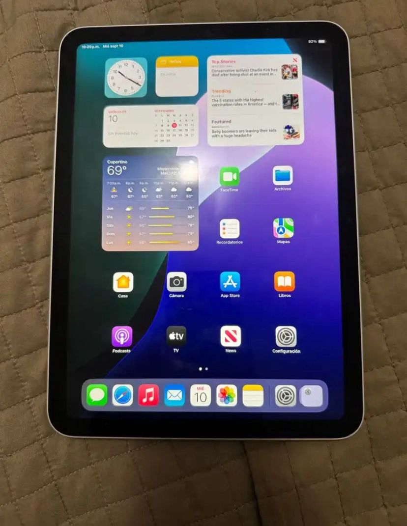 iPad iPad 10th Gen 256GB + Magic Keyboard, Open Box, AppleCare until Oct 2026, Box