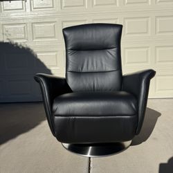 Ekornes Stressless “ Mike “ Power Recliner with Moon Base, LIKE NEW!