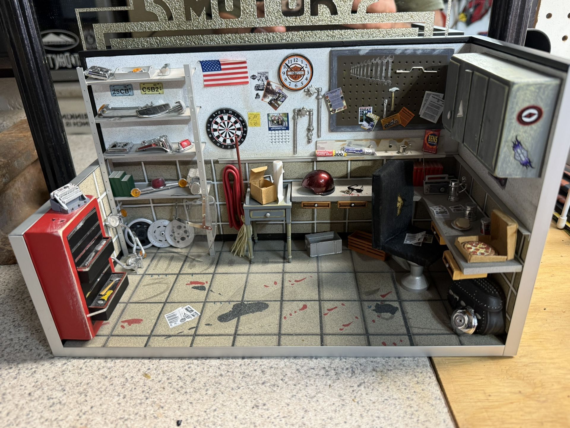 1/10 Scale Harley Davidson Garage Display