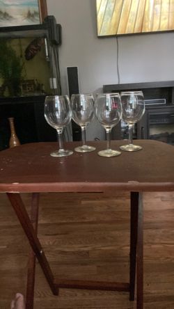Set of 4 Clear Glass Wine Glasses
