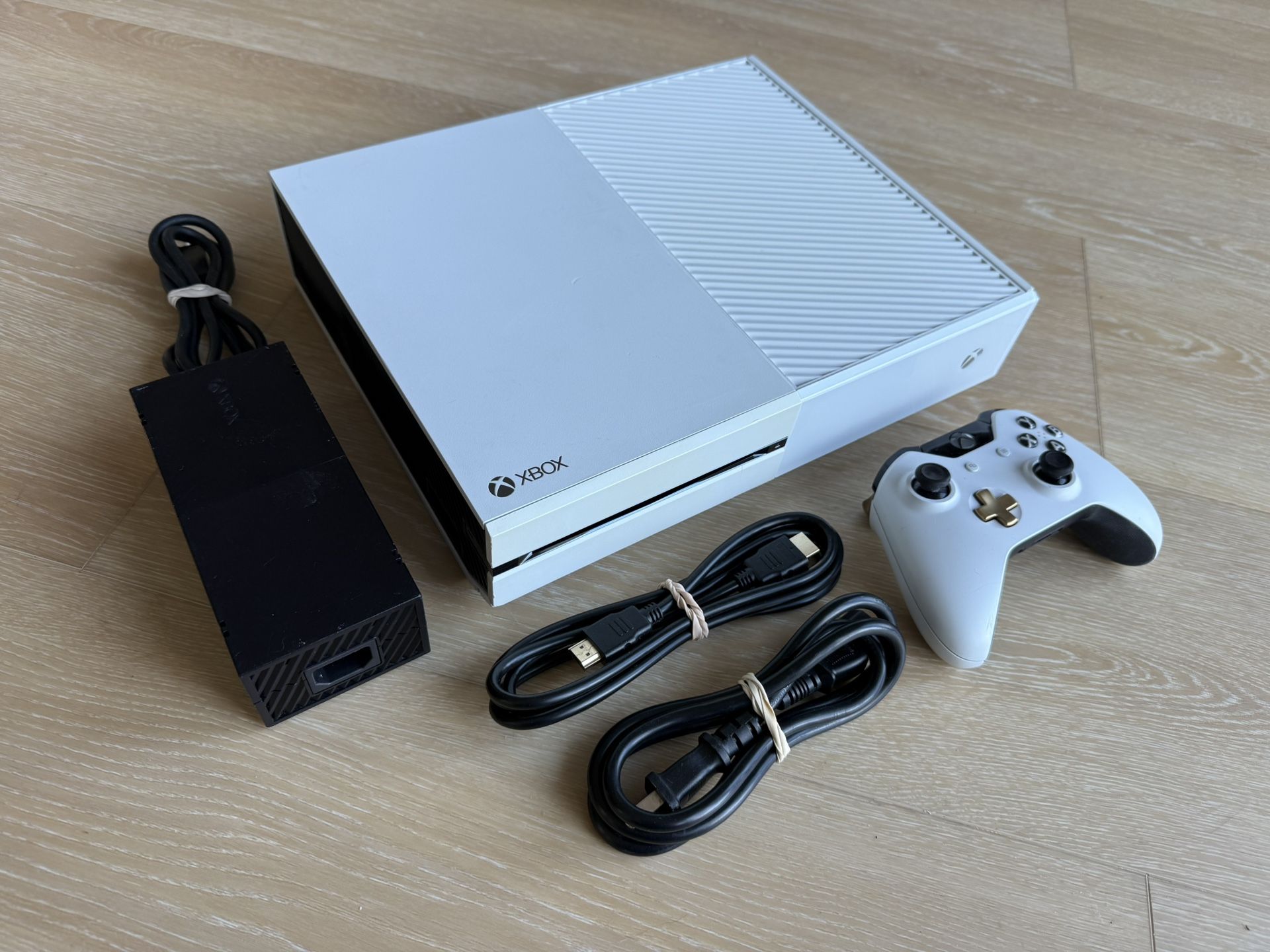 ***NO TRADES!!!*** 500 GB white Xbox One console with Lunar White controller ***NO TRADES!!!***