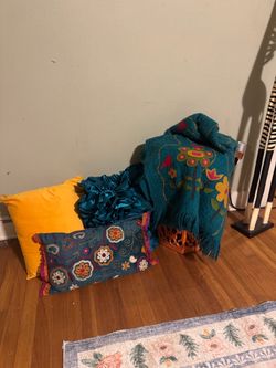 STUNNING WOOL THROW & MATCHING THROW PILLOWS