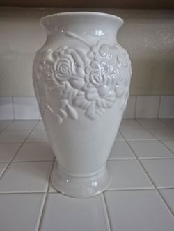BEAUTIFUL WHITE VASE  WITH DESIGN