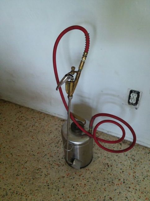 B & G 1 gallon Pest Control Insectide Sprayer UNIVAR W/18" Wand "LOOKS GREAT" NO OFFERS, FIRM PRICE