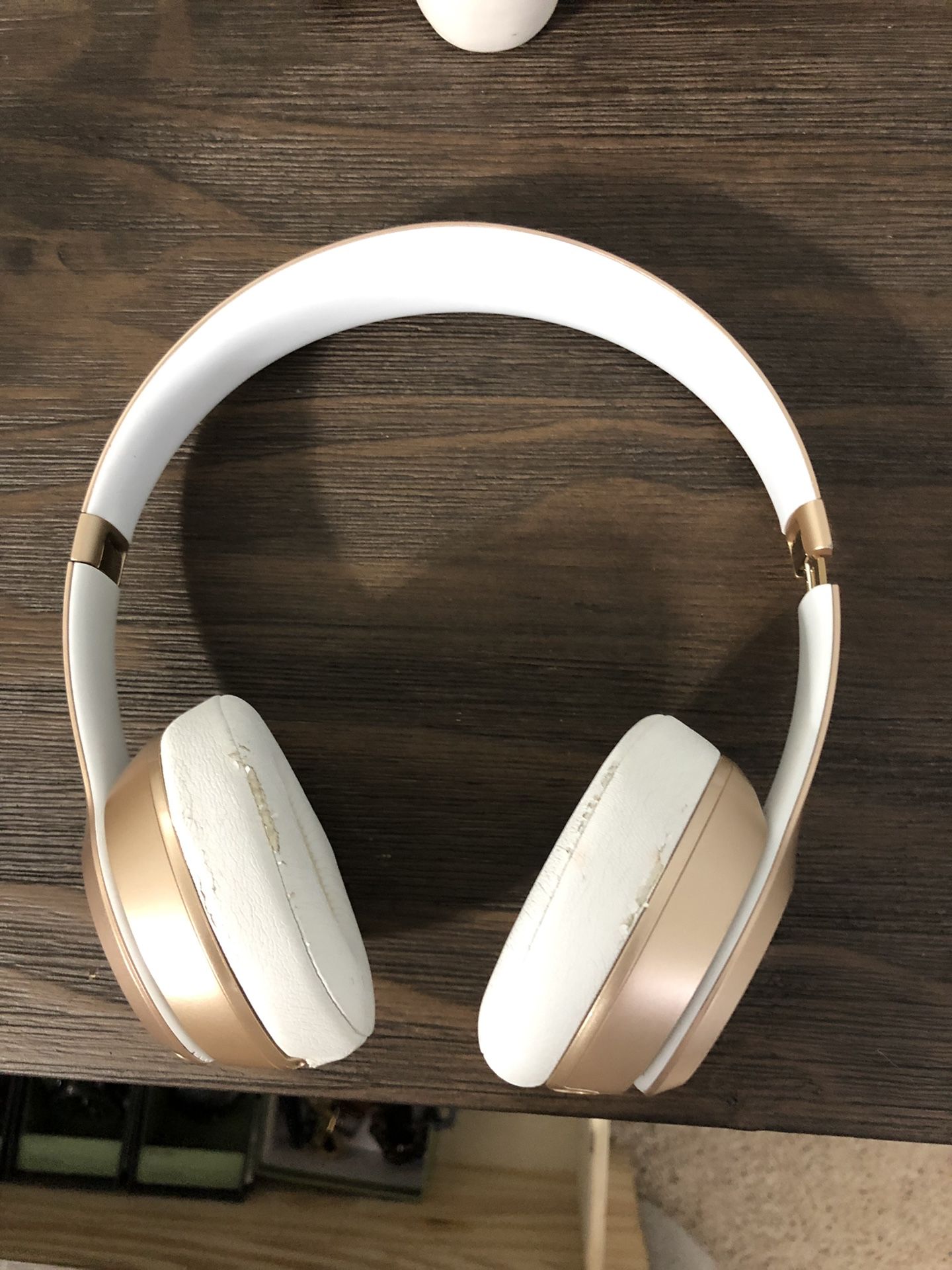 Beats solo 3 wireless gold color