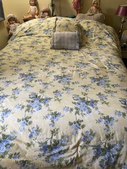 Qween comforter set with 2 pillows