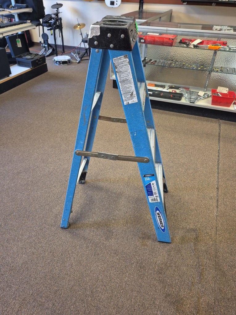 Werner 4 Foot Fiberglass Step Ladder FS104