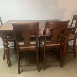 Quality dining table set in good condition
