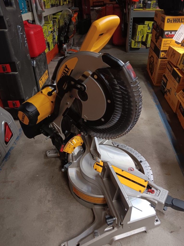 DEWALTDEWALT
15 Amp Corded 12 in. Double-Bevel Compound Miter Saw