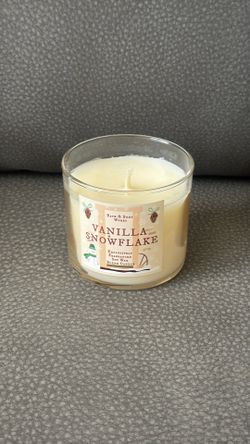 New Bath & Body Works Vanilla Snowflake Single Wick Candle