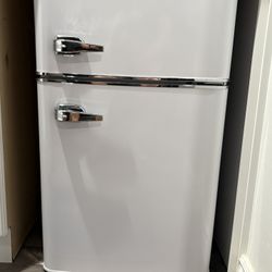 Mini Fridge w/Freezer