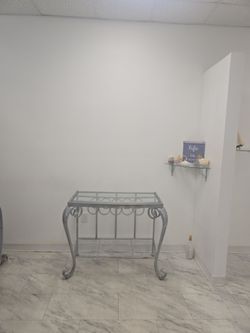 Mesa de metal y vidrio