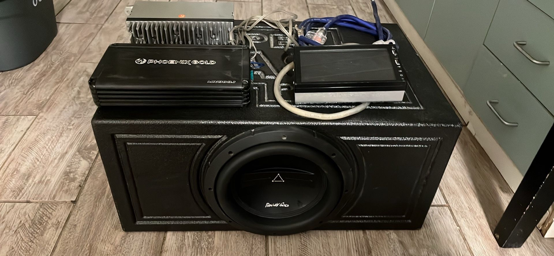 Subwoofer Whith Ported Box 2 Amps A Apple Car Play And Wires