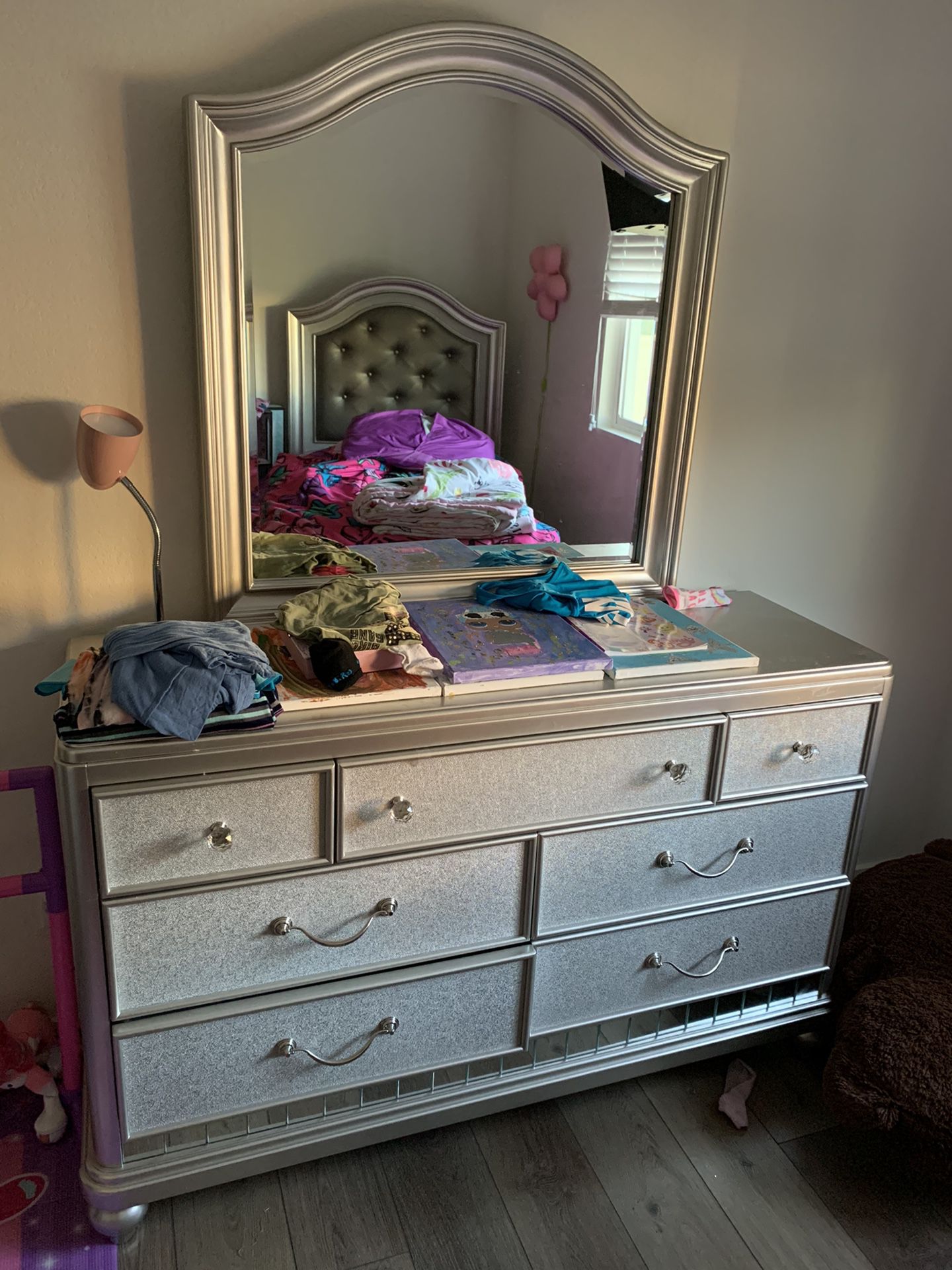 Girls Full bed w/dresser mirror