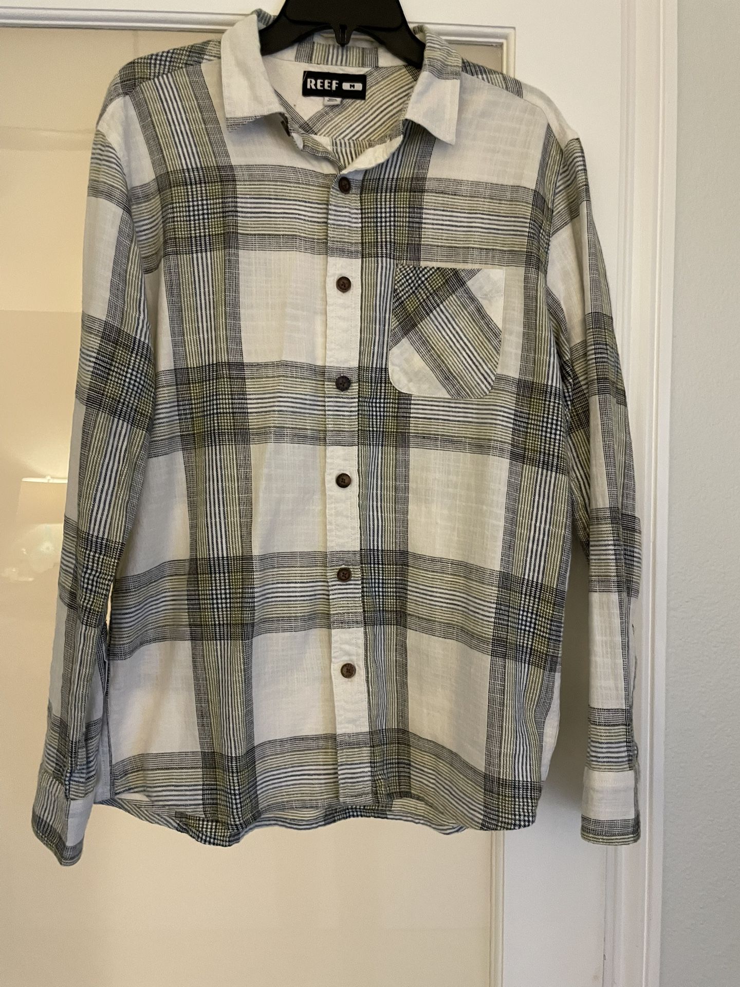 REEF PLAID SHIRT MENS MEDIUM WHITE YELLOW BLACK LONG SLEEVE WOODEN BUTTONS