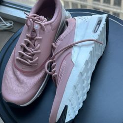 Women’s Nike sneakers