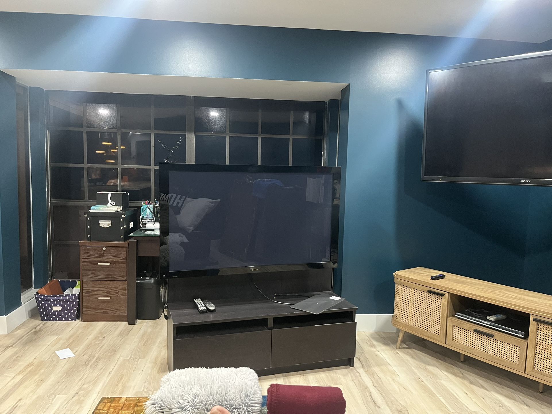 Pioneer Tv With Stand Freebee
