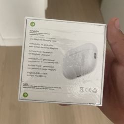 Apple AirPods Pro 2nd Generation MagSafe Wireless Charging Case USB-C (pick Up Only Bronx NYC!!!!)CASH OR CASH APP ONLY.        NEED GONE BY SUNDAY!!!