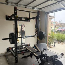 Rogué Foldable Squat And Weight Set. 