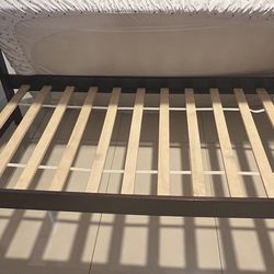 Bed twin w/pull out bed/ cama individual doble con un colchón