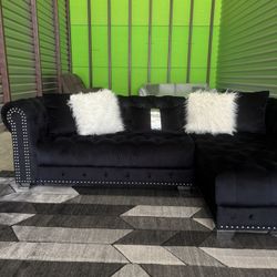 Like New Black Small Sectional Sofa Couch (DELIVERY AVAILABLE)