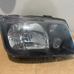 1(contact info removed) Volkswagen Jetta Right Headlight 