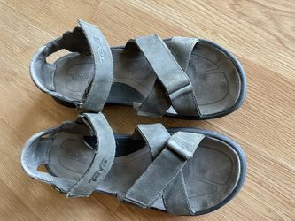 Man’s sandals Teva - Size 10 - Good and clean condition, almost new - If the listing is up and you can see it, that means the item is available - Pick