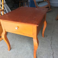 1 Side / End Table  22w x 27d x24t