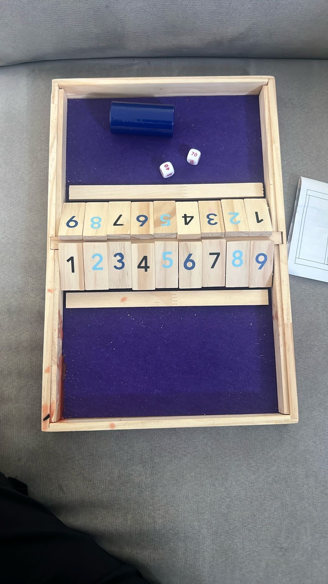 1-9 Number Shut The Box Wooden Game, 4 Dices Fun Table Math Game with Wooden Board Popular Pub Game Travel Family Dice Game 2 Players