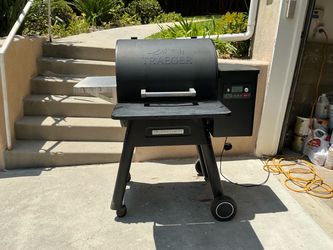 Traeger Ironwood 650 Wood Pellet Grill & Smoker + Cover & Accessories