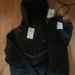 Brand New Black Full Nike Tech 
